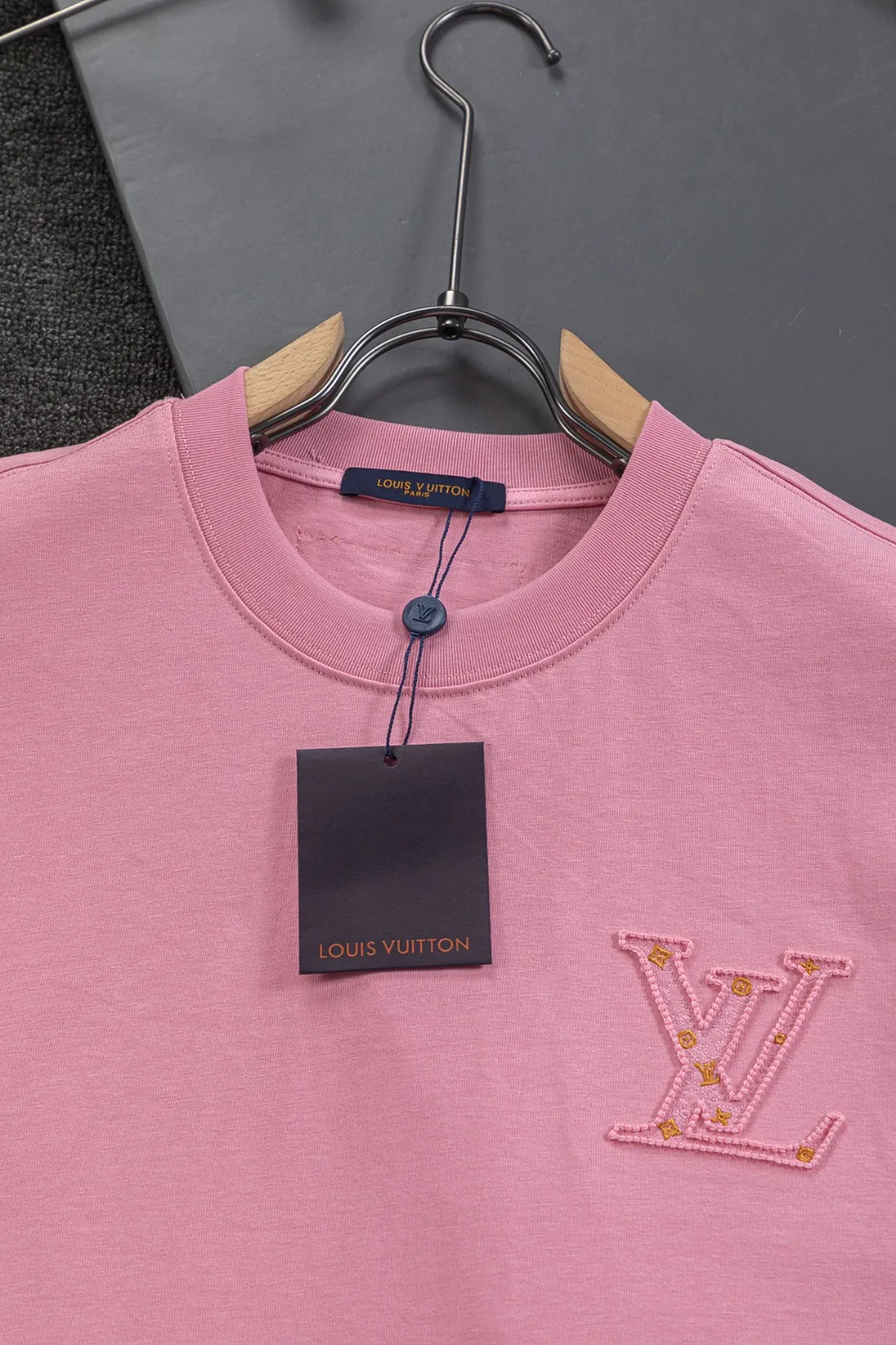 🅿️190 Louis Vuitton 1V LV micro-wide version S-XL LV 26ss New product counters are on the shelves at the same time Multiple craftsmanship Three-dimensional hollow gold dot letters embroidery on the chest🪡logo Large logo embroidery on the back hollow gold dot letters🪡logo Short-sleeved T-shirt Round neck short-sleeved T-shirt, the same style for men and women! Consigned to one-to-one creation. Synchronized with the official website, pure cotton fabrics at the counter! It is close to the skin and comfortable, durable and easy to wear. It has a classic and simple logo design and meticulous original craftsmanship. Short-sleeves, a must-have item for men, do not appear to be the same for the general public, but must be unique and eye-catching. This LV short-sleeve is all about quality, comfort, the same shape and fashion as always, including fabrics and cutting techniques. All of them have been made with great effort! 320 grams of washed pure cotton fabric, pure cotton is breathable, very refreshing and comfortable for daily wear. The rib knitting on the neckline is smooth and tight, and the neckline will not be skewed if you toss it at will. The loose version, you will find that it looks really good on the upper body. The overall is minimalist and neat, super versatile for daily use! Pair it casually with a pair of pants for a youthful look. A T-shirt will make your outfit crazy. It is a fashionable item that can never go wrong! Color: Black White Pink Size: S-XL Size chart: S: Shoulder width 50-Bust 56-Length 70 M: Shoulder width 52-Bust 57-Length 72 L: Shoulder width 54-Bust 59-Length 74 XL: Shoulder width 56-Bust 62-Length 76